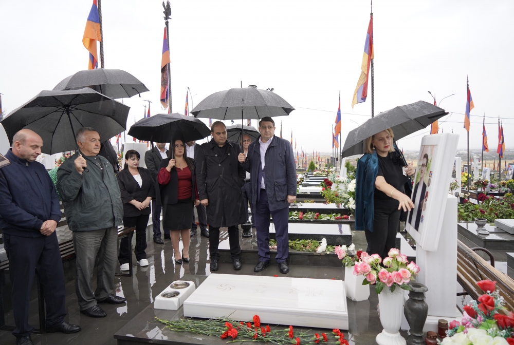 ՓԱՍՏԱԲԱՆ ՄԱԻ ՀԱԿՈԲՅԱՆԻ ՈՐԴԻՆ՝ ԱՐՑԱԽՅԱՆ 44-ՕՐՅԱ ՊԱՏԵՐԱԶՄՈՒՄ ՆԱՀԱՏԱԿՎԱԾ ՀՐԱՉԻԿ ԱՎԵՏԻՍՅԱՆՆ ԱՅՍՕՐ ԿԴԱՌՆԱՐ 24 ՏԱՐԵԿԱՆ ՓԱՍՏԱԲԱՆ ՄԱԻ ՀԱԿՈԲՅԱՆԻ ՈՐԴԻՆ՝ ԱՐՑԱԽՅԱՆ 44-ՕՐՅԱ ՊԱՏԵՐԱԶՄՈՒՄ ՆԱՀԱՏԱԿՎԱԾ ՀՐԱՉԻԿ ԱՎԵՏԻՍՅԱՆՆ ԱՅՍՕՐ ԿԴԱՌՆԱՐ 24 ՏԱՐԵԿԱՆ