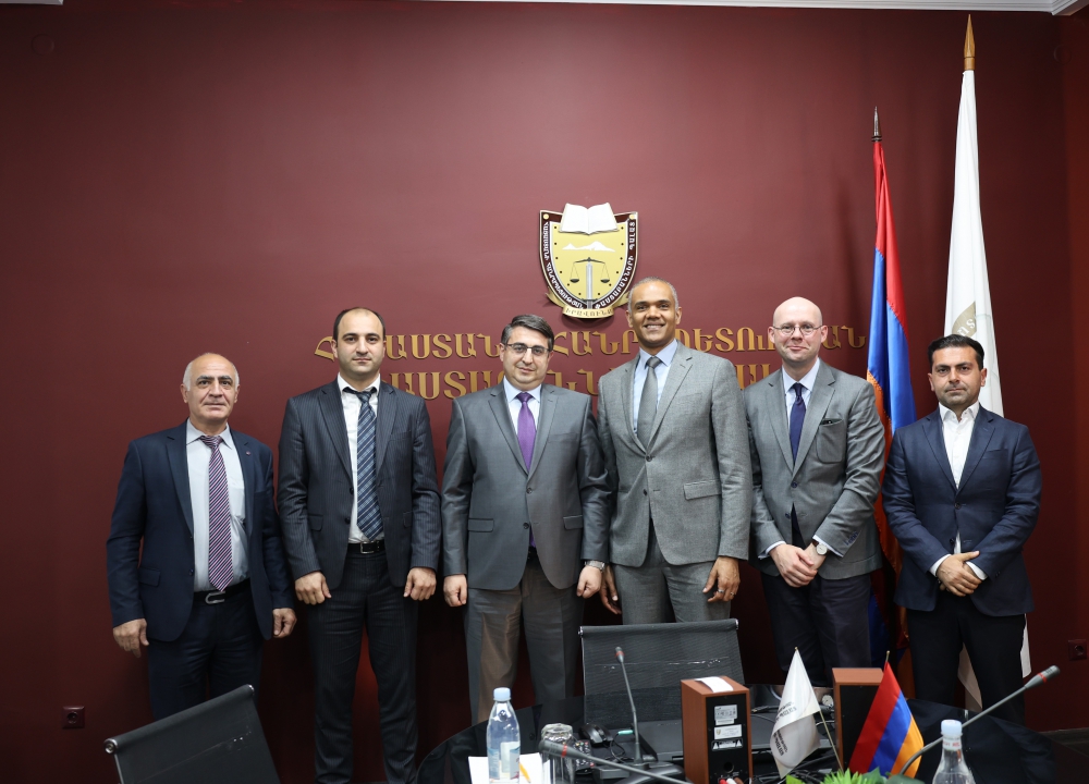ՀՀ ՓԱՍՏԱԲԱՆՆԵՐԻ ՊԱԼԱՏԻ ՆԱԽԱԳԱՀ ՍԻՄՈՆ ԲԱԲԱՅԱՆԸ ՀՅՈՒՐԸՆԿԱԼԵԼ Է ԵՐԵՎԱՆՈՒՄ ԵՎՐՈՊԱՅԻ ԽՈՐՀՐԴԻ ԳՐԱՍԵՆՅԱԿԻ ՂԵԿԱՎԱՐ ՄԱՔՍԻՄ ԼՈՆԳԱՆԳԵԻՆ ՀՀ ՓԱՍՏԱԲԱՆՆԵՐԻ ՊԱԼԱՏԻ ՆԱԽԱԳԱՀ ՍԻՄՈՆ ԲԱԲԱՅԱՆԸ ՀՅՈՒՐԸՆԿԱԼԵԼ Է ԵՐԵՎԱՆՈՒՄ ԵՎՐՈՊԱՅԻ ԽՈՐՀՐԴԻ ԳՐԱՍԵՆՅԱԿԻ ՂԵԿԱՎԱՐ ՄԱՔՍԻՄ ԼՈՆԳԱՆԳԵԻՆ