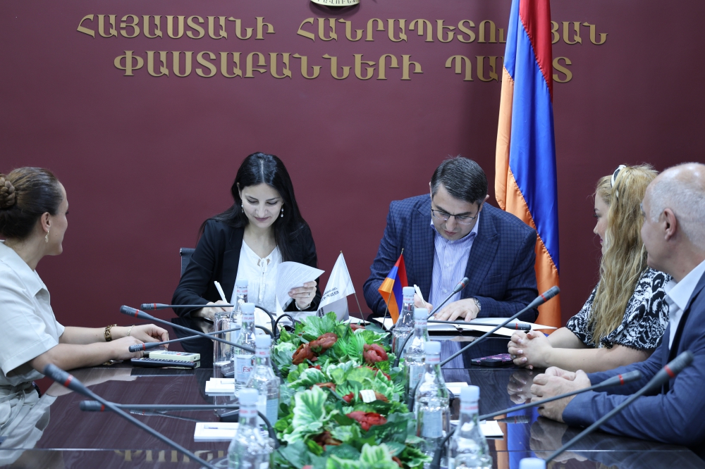ՓԱՍՏԱԲԱՆՆԵՐԻ ՊԱԼԱՏԻ ԵՎ ՀԱՇՏԱՐԱՐՆԵՐԻ ՊԱԼԱՏԻ ՄԻՋԵՎ ԿՆՔՎԵԼ Է ՀԱՄԱԳՈՐԾԱԿՑՈՒԹՅԱՆ ՀՈՒՇԱԳԻՐ ՓԱՍՏԱԲԱՆՆԵՐԻ ՊԱԼԱՏԻ ԵՎ ՀԱՇՏԱՐԱՐՆԵՐԻ ՊԱԼԱՏԻ ՄԻՋԵՎ ԿՆՔՎԵԼ Է ՀԱՄԱԳՈՐԾԱԿՑՈՒԹՅԱՆ ՀՈՒՇԱԳԻՐ