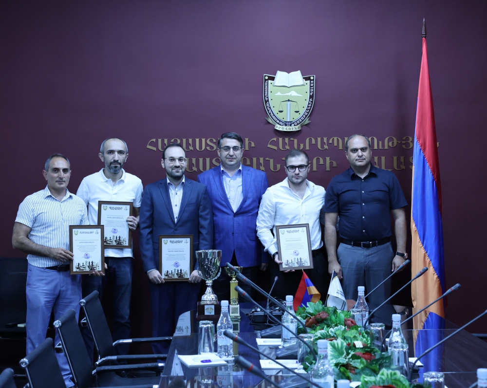 ՍԻՄՈՆ ԲԱԲԱՅԱՆԸ ՊԱՏՎՈԳՐԵՐ ԵՎ ՇՆՈՐՀԱԿԱԼԱԳՐԵՐ Է ՇՆՈՐՀԵԼ ՀՀ ՓԱՍՏԱԲԱՆՆԵՐԻ ՇԱԽՄԱՏԻ ՀԱՎԱՔԱԿԱՆԻ ՆԵՐԿԱՅԱՑՈՒՑԻՉՆԵՐԻՆ